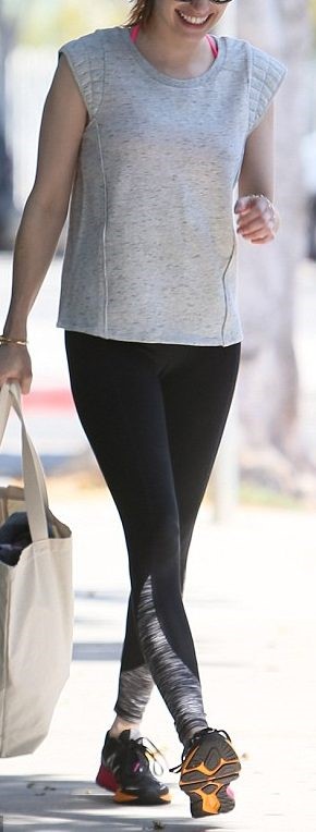 32E0B8E000000578-3525495-Comfy_training_top_Emma_paired_the_black_leggings_with_a_light_g-m-57_1459900526483