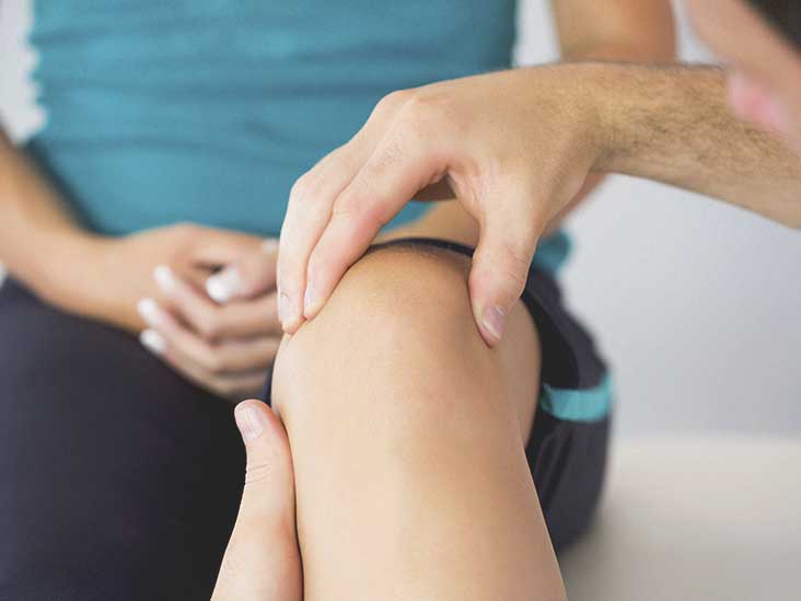 732x549_Guide_to_Cold_Laser_Therapy_for_Knee_Pain_What_You_Should_Know